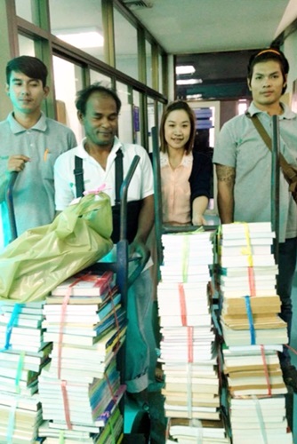 เดือนกรกฎาคม 2556 มอบหนังสือให้โครงการกระดาษเพื่อต้นไม้