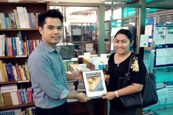 วันที่ 23 ก.ย. 2557 ได้รับหนังสือจากคุณสัจวันที่ 23 ก.ย. 2557 สำนักหอสมุดกลาง ได้รับหนังสือจากคุณสัจจธรรม สุภาจันทร์จธรรม สุภาจันทร์