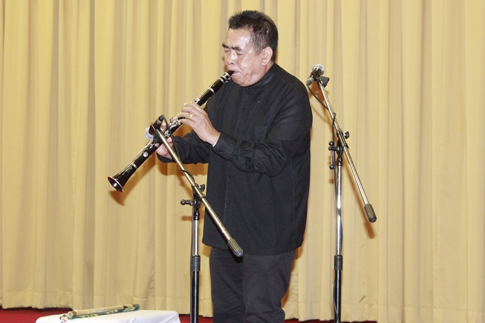 อาจารย์ธนิสร์ ศรีกลิ่นดี ศิลปินชั้นครูด้านดนตรีไทย ร่วมบรรเลงเพลงถวายความอาลัยในบทเพลงพระราชนิพนธ์ “แสงเทียน” และ “ความฝันอันสูงสุด”