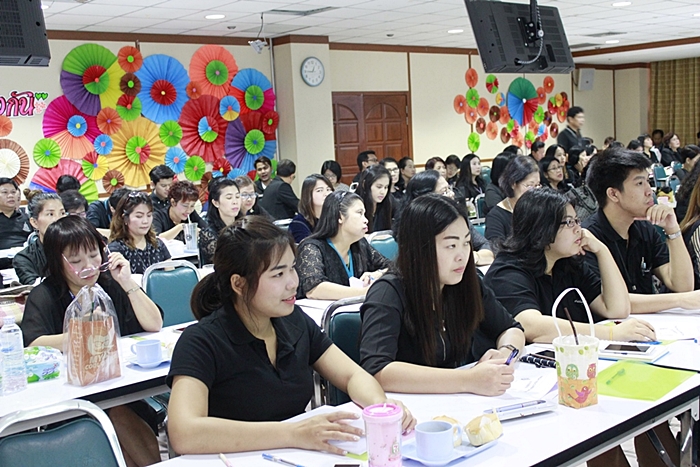 ภาพบุคลากรสำนักหอสมุดกลางทุกคนร่วมฟังบรรยายและฝึกปฏิบัติในโครงการฝึกอบรมเชิงปฏิบัติการ เรื่อง "เทคนิคการสอนงาน และพัฒนาบุคลากรอย่างมีประสิทธิภาพ" (24 ก.พ. 2560)