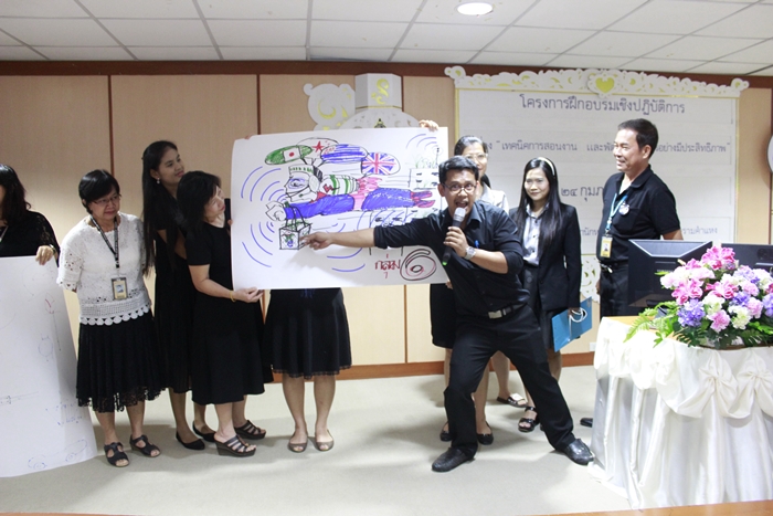 ภาพแต่ละกลุ่มนำเสนอผลงานหน้าห้องประชุม นำเสนอแนวคิดของตนเองจากการระดมความคิดของสมาชิกในแต่ละกลุ่ม (workshop บ่าย)