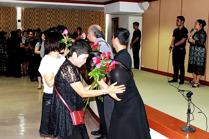 ภาพบุคลากรสำนักหอสมุดกลาง ร่วมมอบดอกไม้ผู้อำนวยการ 