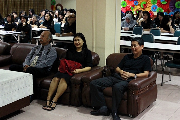 ภาพรองศาสตราจารย์ทศพร คล้ายอุดม ผู้อำนวยการสำนักหอสมุดกลาง และรองผู้อำนวยการสำนักหอสมุดกลาง ทั้ง 2 ท่าน