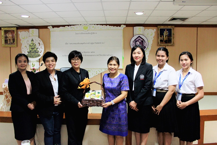 ภาพผู้ช่วยศาสตราจารย์ ดร.ศิริรัตน์ สิงหันต์ รองผู้อํานวยการฝ่ายวิชาการและวิจัย สํานักหอสมุดกลางมหาวิทยาลัยรามคำแหง มอบของที่ระลึก แก่คณะผู้นำกิจกรรมจากทีมงานของ รองศาสตราจารย์ ดร.สุขุม เฉลยทรัพย์ 