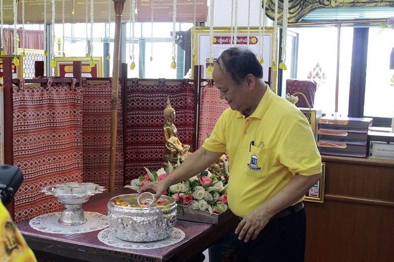 ผู้ช่วยศาสตราจารย์ ดร.บุญชาล ทองประยูร ร่วมสรงน้ำพระ ชั้น 4 อาคาร 3 สำนักหอสมุดกลาง 