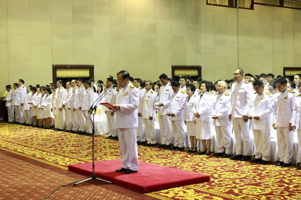 ภาพอธิการบดีมหาวิทยาลัยรามคำแหงนำกล่าวคำถวายสัตย์ปฏิญาณ