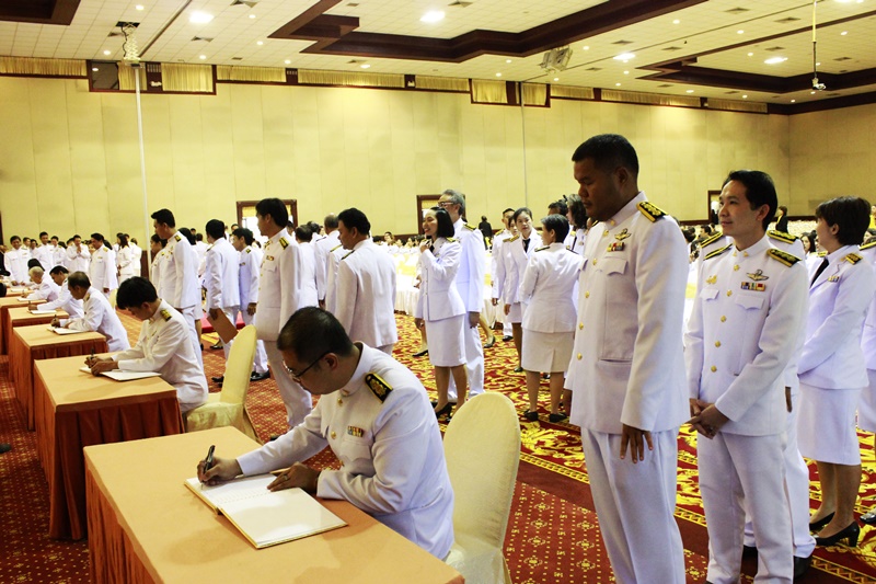 ภาพบุคลากรมหาวิทยาลัยรามคำแหงร่วมลงนามถวายพระพร