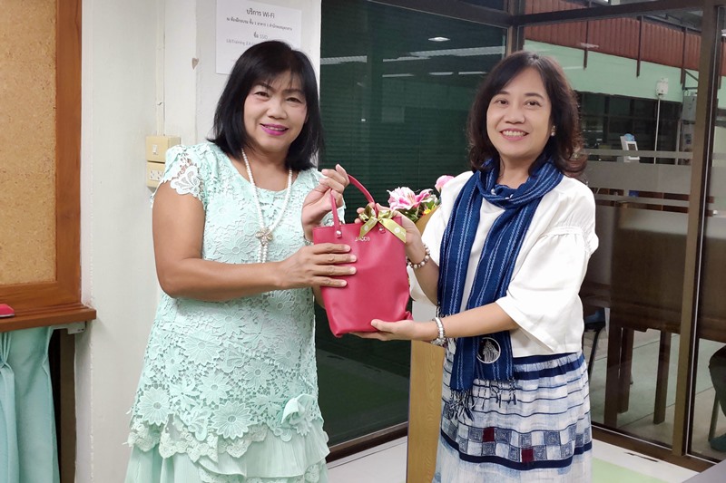 นางจิรณี ขวัญเมือง รษก.หัวหน้าฝ่ายบริการทรัพยากรสารสนเทศ มอบของที่ระลึก