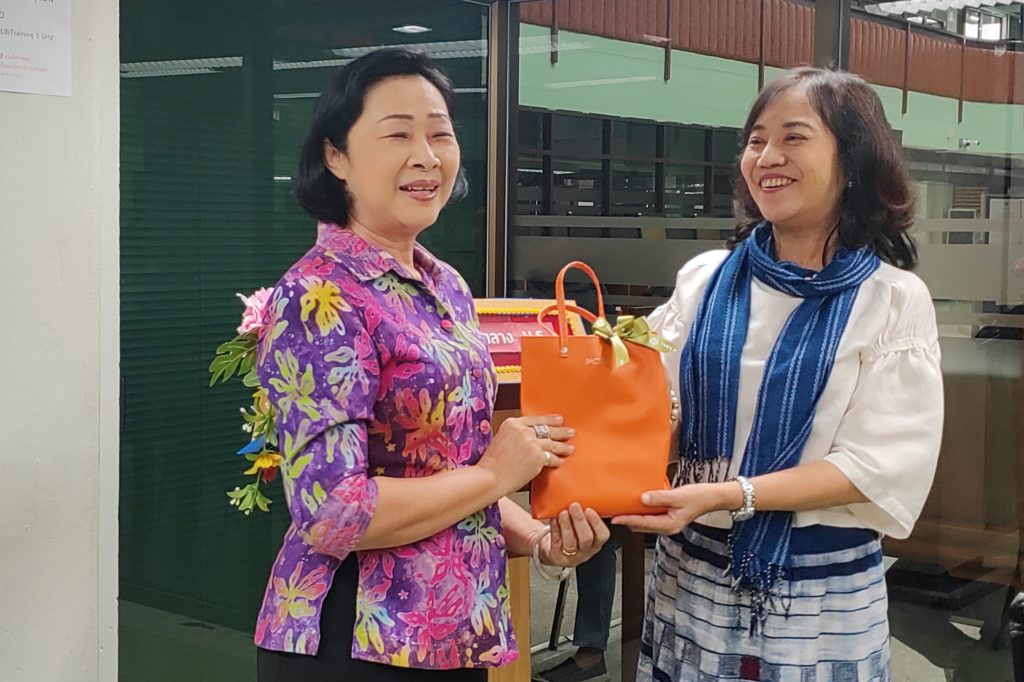 นางจิรณี ขวัญเมือง รษก.หัวหน้าฝ่ายบริการทรัพยากรสารสนเทศ มอบของที่ระลึก