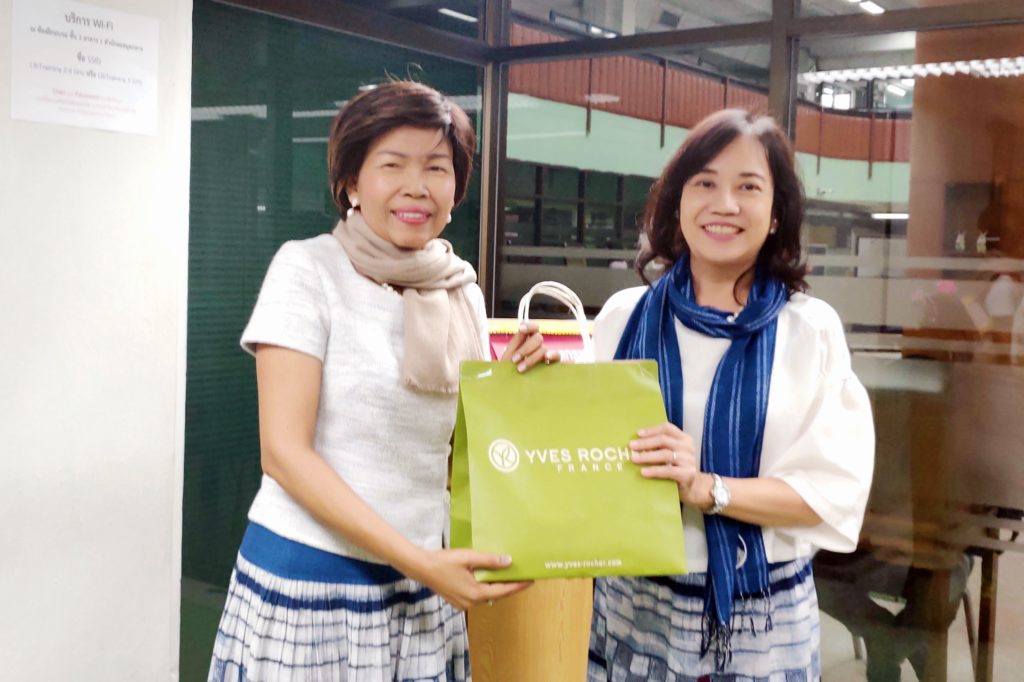 นางจิรณี ขวัญเมือง รษก.หัวหน้าฝ่ายบริการทรัพยากรสารสนเทศ มอบของที่ระลึก