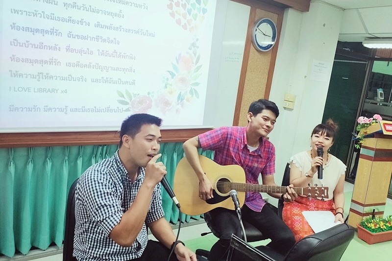 ภาพบุคลากรรุ่นน้องมอบบทเพลง I LOVE LIBRARY แก่ผู้เกษ๊ยณ