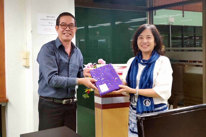 นางจิรณี ขวัญเมือง รษก.หัวหน้าฝ่ายบริการทรัพยากรสารสนเทศ มอบของที่ระลึก