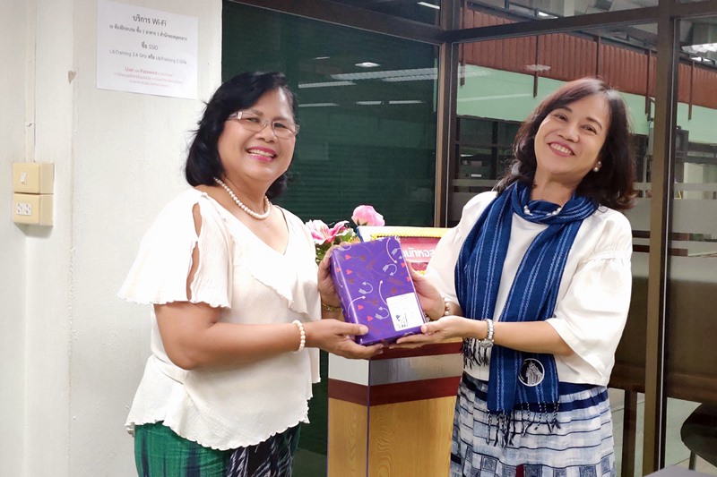 นางจิรณี ขวัญเมือง รษก.หัวหน้าฝ่ายบริการทรัพยากรสารสนเทศ มอบของที่ระลึก