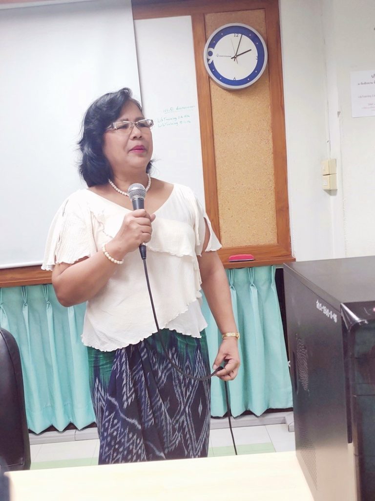 นางเพลินพิศ ลี้วิทยา ตำแหน่งบรรณารักษ์ชำนาญการพิเศษ งานบริการทรัพยากรสารสนเทศ (หัวหน้าหน่วยฯ ตำราเรียนและหนังสือสำรอง) ฝ่ายบริการทรัพยากรสารสนเทศ