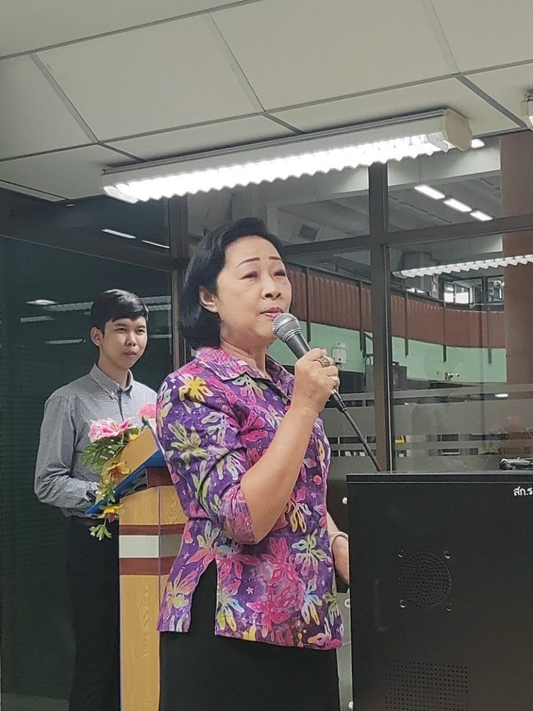 น.ส.สุภาพร เรืองปิยะเสรี ตำแหน่งบรรณารักษ์ชำนาญการพิเศษ งานบริการสารสนเทศห้องสมุดวิทยาเขตบางนา ฝ่ายบริการทรัพยากรสารสนเทศ