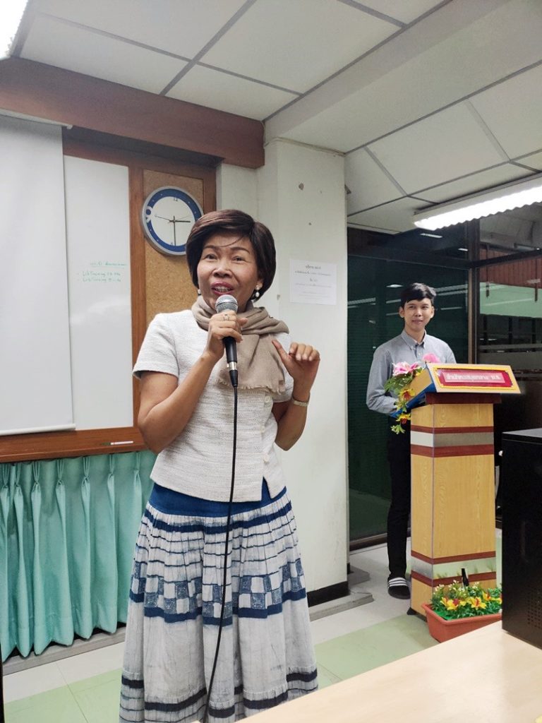 น.ส.พรทิพย์ รักบุรี ตำแหน่งบรรณารักษ์ชำนาญการพิเศษ งานวิเคราะห์ทรัพยากรสารสนเทศ ฝ่ายพัฒนาทรัพยากรห้องสมุด