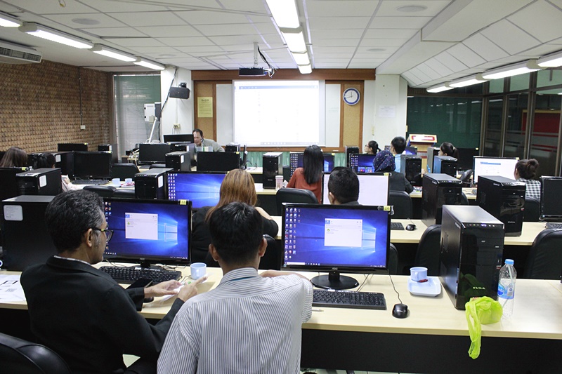 ภาพบรรยากาศการบรรยายการใช้งานระบบบริการจัดเก็บไฟล์ (Private Cloud Storage) สำหรับบุคลากรสำนักหอสมุดกลาง