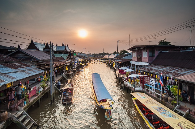 ภาพล่องเรือชมวิถีชีวิตชาวอัมพวา ที่มา : https://www.takemetour.com/article/amphawa-floating-market