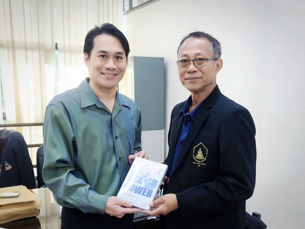 ภาพตัวแทนของ ดร.วิชชา กลิ่นประทุม (ขวา) มอบหนังสือ โดยมีอาจารย์ ดร.ภูวเดช ธนิชานนท์ (ซ้าย) ผู้อำนวยการสำนักหอสมุดกลาง ให้เกียรติเป็นผู้รับมอบ