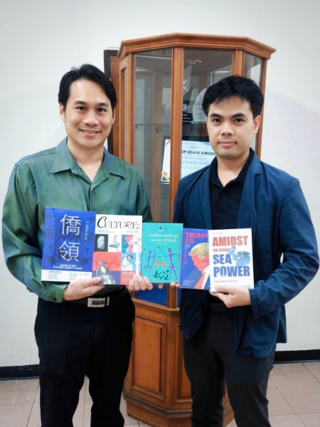 ภาพอาจารย์ ดร.ภูวเดช ธนิชานนท์ (ซ้าย) ผู้อำนวยการสำนักหอสมุดกลาง มอบหนังสือ โดยมีนายอัศม์ธรีนณ์ ศุภกิจวรสิทธิ์ (ขวา) หัวหน้าหน่วยพัฒนาทรัพยากรสารสนเทศ เป็นผู้รับมอบ