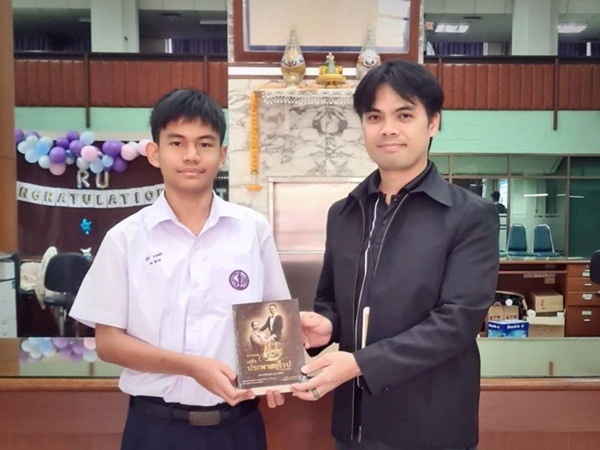 ภาพเด็กชายภูมิ นวลดำ (ซ้าย) นักเรียนโรงเรียนสาธิตแห่งมหาวิทยาลัยเกษตรศาสตร์ ศูนย์วิจัยและพัฒนาการศึกษา ได้มอบหนังสือ มอบหนังสือ โดยมีนายอัศม์ธรีนณ์ ศุภกิจวรสิทธิ์ (ขวา) หัวหน้าหน่วยพัฒนาทรัพยากรสารสนเทศ เป็นผู้รับมอบ