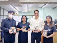 ภาพอาจารย์ ดร.ภูวเดช ธนิชานนท์ (ลำดับที่ 2 จากขวา) ผู้อำนวยการสำนักหอสมุดกลาง มอบหนังสือการ์ตูนมังงะ โดยมีนางสาวรักชนก ภิรมย์เนตร (ลำดับที่ 2 จากซ้าย) หัวหน้าฝ่ายจัดการทรัพยากรสารสนเทศ นายอัศม์ธรีนณ์ ศุภกิจวรสิทธิ์ (ลำดับแรก จากซ้าย) หัวหน้าหน่วยพัฒนาทรัพยากรสารสนเทศ และบุคลากรหน่วยพัฒนาทรัพยากรสารสนเทศ เป็นผู้รับมอบ