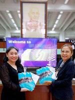 ภาพผู้ช่วยศาสตราจารย์ เฉลิมขวัญ ครุธบุญยงค์ (ขวา) มอบหนังสือ โดยมีนางสาวศิณี พงศ์วุฒิศักดิ์ (ซ้าย) บรรณารักษ์ หน่วยพัฒนาทรัพยากรสารสนเทศ เป็นตัวแทนรับมอบ