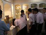 ภาพ 2 พ.ย. 2549 นำชมสำนักหอสมุดกลาง แก่คณะอาจารย์และนักเรียนโรงเรียนสาธิต ม.รามคำแหง