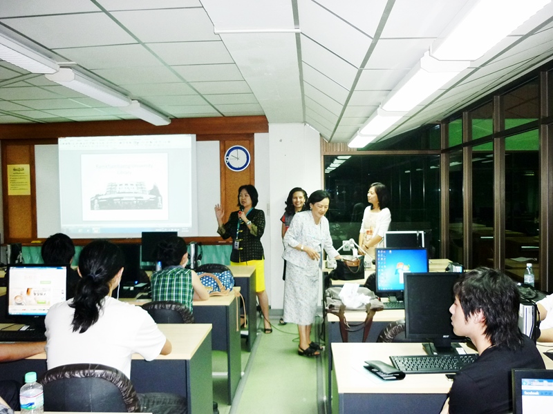 6 พ.ย. 2555 นักศึกษาปริญญาตรีหลักสูตรนานาชาติภาคภาษาจีน เข้าเยี่ยมชมการปฏิบัติงานและบริการต่างๆ ของสำนักฯ