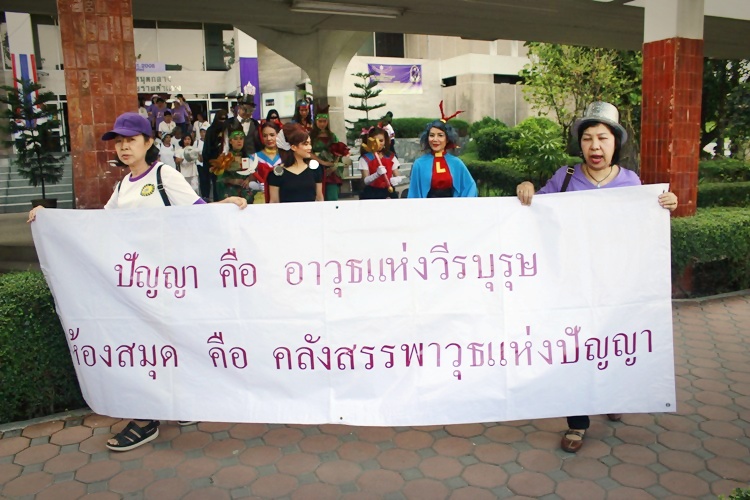 สำนักหอสมุดกลาง ร่วมพิธีเปิดกีฬาสุพรรณิการ์เกมส์ ครั้งที่ 39 ประจำปี 2558 จัดขบวนพาเหรด ด้วยแนวคิด "ปัญญา คือ อาวุธแห่งวีรบุรุษ ห้องสมุด คือ คลังสรรพวุธแห่งปัญญา"