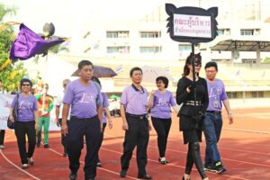คณะผู้บริหารสำนักหอสมุดกลาง ในขบวนพาเหรดของสำนักหอสมุดกลาง