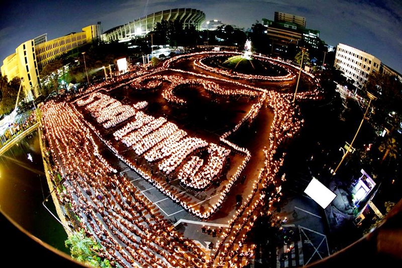 9 พ.ย. 2559 โครงการ "ธ สถิตในใจรามฯ" เพื่อแสดงความอาลัยแด่พระบาทสมเด็จพระปรมินทรมหาภูมิพลอดุลยเดช ที่มา: อัลบั๊มภาพ ธ สถิตในใจรามฯ เฟสบุ๊ก รอบรั้วรามฯ