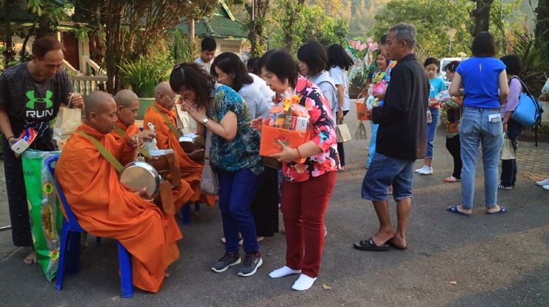ภาพทำบุญตักบาตรพระสงฆ์ 5 รูป (13 ม.ค. 2563)