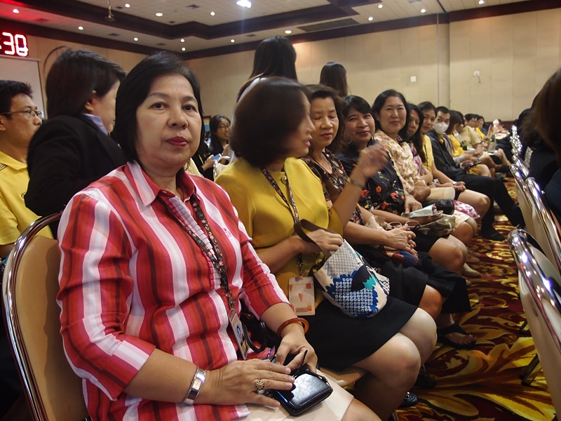  ภาพบุคลากรสำนักหอสมุดกลางร่วมประชุมชี้แจงนโยบาย  