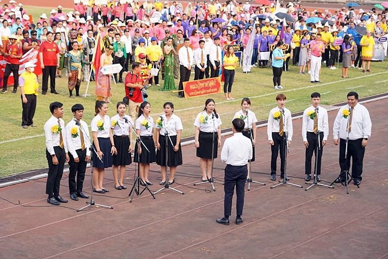 ภาพตัวแทนนักศึกษาแสดงการร้องเพลงประสานเสียง (คอรัส) ในพิธีเปิดฯ