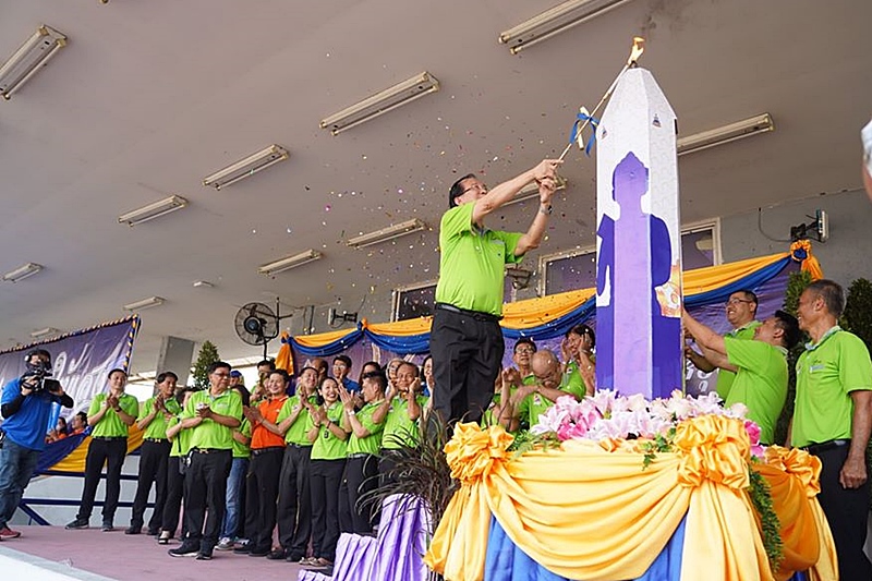 ภาพผู้ช่วยศาสตราจารย์วุฒิศักดิ์ ลาภเจริญทรัพย์ อธิการบดีมหาวิทยาลัยรามคำแหง เป็นประธานเปิดการแข่งขันกีฬาบุคลากรภายใน สุพรรณิการ์เกมส์ ค