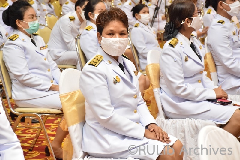 ภาพนางอัญชไม สุขี รักษาราชการแทนหัวหน้าสำนักงานเลขานุการ สำนักหอสมุดกลาง ร่วมพิธีฯ