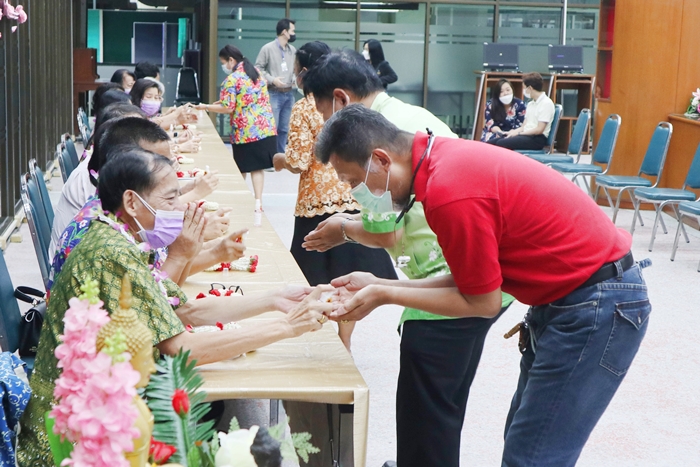 21 เม.ย. 2565 สำนักหอสมุดกลางจัดงานสืบสานประเพณีสงกรานต์รดน้ำดำหัวผู้อำนวยการและบุคลากรอาวุโสของสำนักหอสมุดกลาง