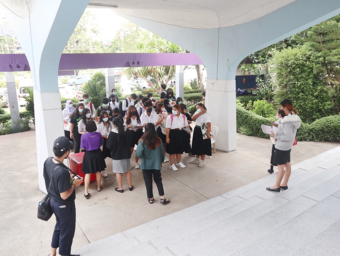 บรรณารักษ์ต้อนรับนักศึกษา ที่หน้าอาคารสำนักหอสมุดกลาง