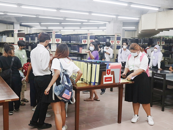 นักศึกษาเยี่ยมชมบริการวิทยานิพนธ์ ดุษฎีนิพนธ์ และบทคัดย่อวิทยานิพนธ์ ณ ชั้น 1 อาคาร 3