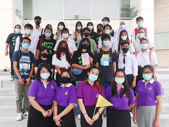 นักศึกษาที่เข้าร่วมกิจกรรม "Library Tour" ร่วมถ่ายภาพกับบรรณารักษ์