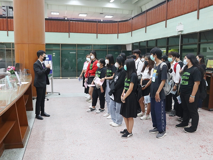 บรรณารักษ์ประจำเคาน์เตอร์บริการยืม-คืนทรัพยากร แนะนำการสมัครสมาชิกใหม่ และการยืม-คืนทรัพยากร สำหรับสมาชิกสำนักหอสมุดกลาง