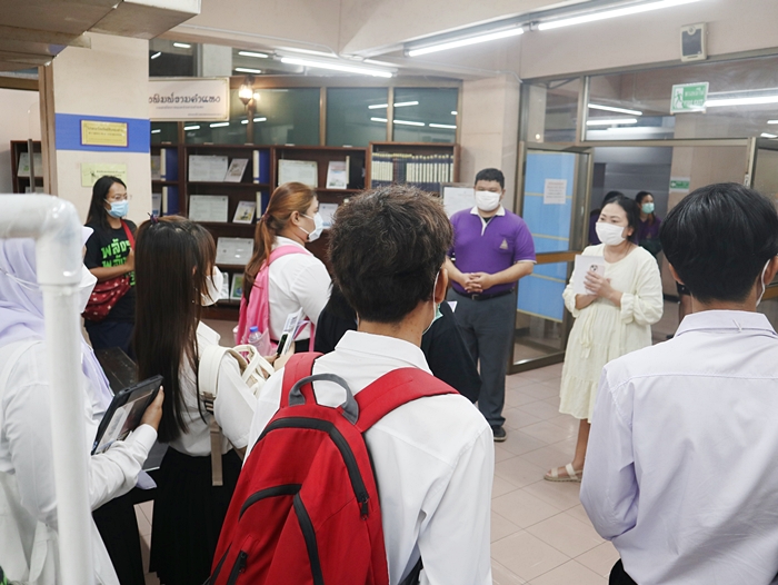 บรรณารักษ์หน่วยบริการวารสารและเอกสาร ชั้น 1 อาคาร 2 แนะนำการใช้บริการแก่นักศึกษา