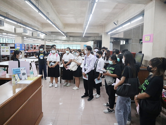 บรรณารักษ์หน่วยบริการวารสารและเอกสาร ชั้น 2 อาคาร 2 แนะนำการใช้บริการแก่นักศึกษา