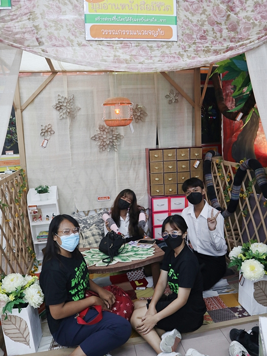 นักศึกษาเยี่ยมชมและทดลองใช้บริการมุมอ่านหนังสือ Handmade ณ ห้องจัดแสดงนิทรรศการ ชั้น 4 อาคาร 3