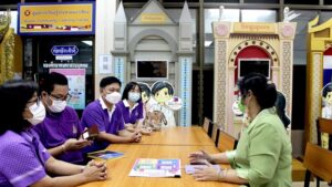 บุคลากร ฝ่ายห้องสมุดวิทยาเขตบางนา สำนักหอสมุดกลาง มหาวิทยาลัยรามคำแหง ระหว่างจัดโครงการห้องสมุดสัญจร ครั้งที่ 1 ณ โรงเรียนราชดำริ