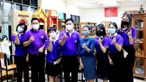 บุคลากร ฝ่ายห้องสมุดวิทยาเขตบางนา สำนักหอสมุดกลาง มหาวิทยาลัยรามคำแหง ระหว่างจัดโครงการห้องสมุดสัญจร ครั้งที่ 1 ณ โรงเรียนราชดำริ