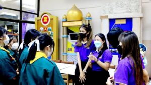 บุคลากร ฝ่ายห้องสมุดวิทยาเขตบางนา สำนักหอสมุดกลาง มหาวิทยาลัยรามคำแหง ระหว่างจัดโครงการห้องสมุดสัญจร ครั้งที่ 1 ณ โรงเรียนราชดำริ