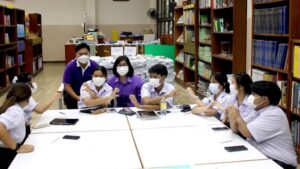 บุคลากร ฝ่ายห้องสมุดวิทยาเขตบางนา สำนักหอสมุดกลาง มหาวิทยาลัยรามคำแหง ระหว่างจัดโครงการห้องสมุดสัญจร ครั้งที่ 1 ณ โรงเรียนราชดำริ