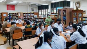 บุคลากร ฝ่ายห้องสมุดวิทยาเขตบางนา สำนักหอสมุดกลาง มหาวิทยาลัยรามคำแหง ระหว่างจัดโครงการห้องสมุดสัญจร ครั้งที่ 1 ณ โรงเรียนราชดำริ